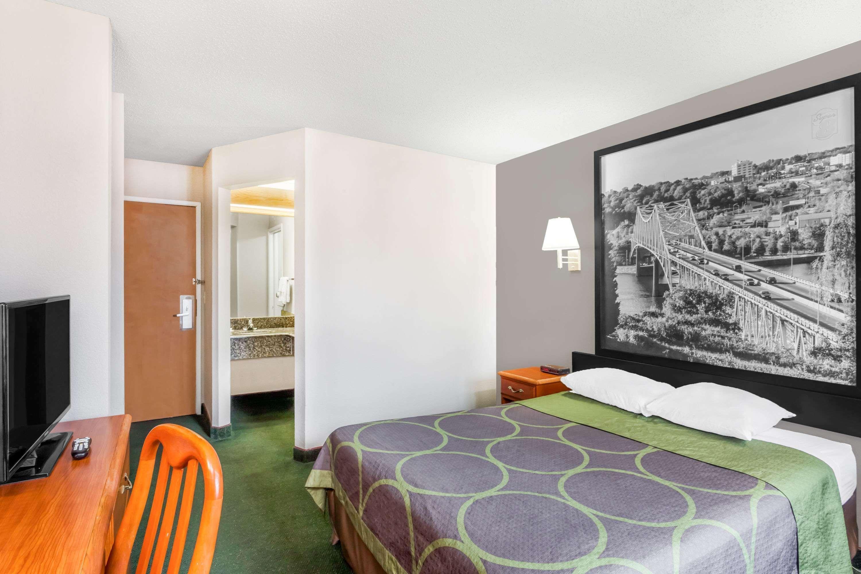 Super 8 By Wyndham Athens Hotel Bagian luar foto
