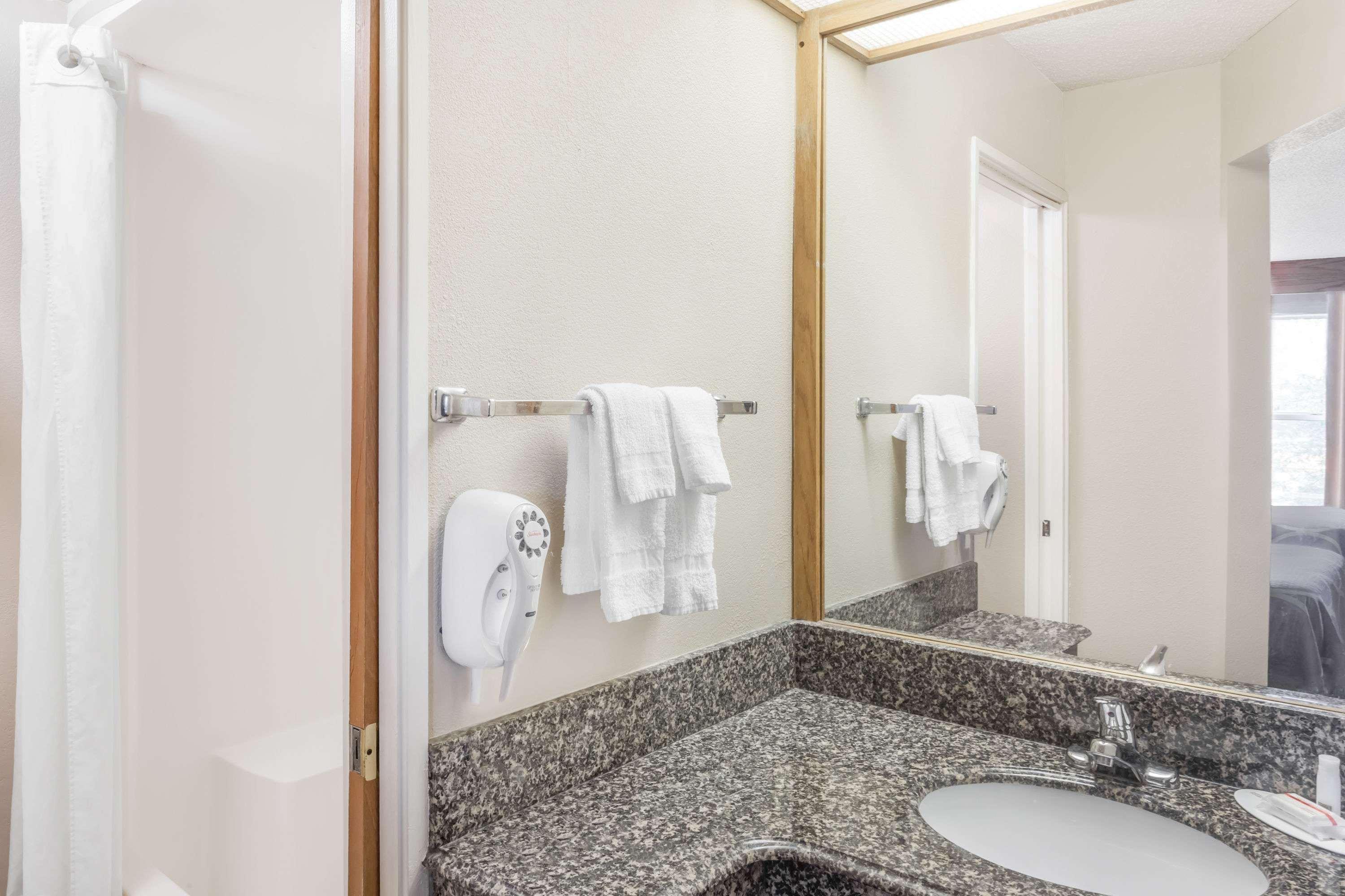 Super 8 By Wyndham Athens Hotel Bagian luar foto